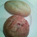 OTTO SETTE - プチフランスと全粒粉パン。