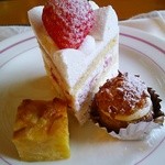 OTTO SETTE - バースデーケーキと焼き菓子（プチシューとさつまいもケーキ）。