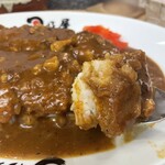 日乃屋カレー - 食べやすくカットしてくれてるカツ