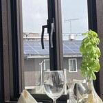 JiProign - 明日は中秋の名月。あのパラボラあたりから夕方5時35分頃に真っ赤な丸い月が出て来ると予想^_^。今日はその30分くらい前に月20個分くらい右、ウエルシアの背後に出るだろう。