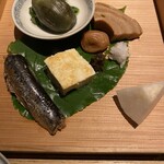 早苗饗 - おかず一式。鰯、茄子、麩、梅干し、大根、蕗のとう、玉子焼き...梨。