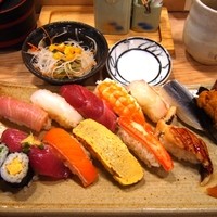 東鮨 新店 - ランチにぎり12貫（1000円）