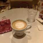 シェーカーズカフェ ラウンジ - カフェラテ420円　1階店内にて