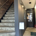 KEYAKI COFFEE - 裏口からすぐ階段を上がるとカフェ。奥のドアを開けるとパン屋
