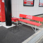 Ramen Yamaokaya - 店外の喫煙スペース