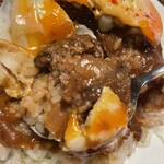 デルタ カフェ - バターライス、ハンバーグ、カレー、目玉焼きを一度に食べられる。