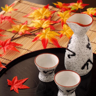 季節の香りとソムリエ厳選の日本酒をお愉しみください。