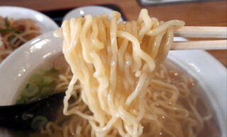 Ichiban Ya - 中太縮れがスープとよく絡みます！