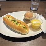 バジルチキンコッペパン〜パンは、おかめやのパン