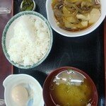 横浜港湾飲食企業組合大棧橋食堂 - 提供品一式(日替り定食｢肉豆腐｣と生玉子)