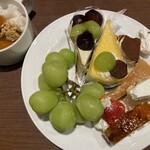 SWEETS PARADISE - 二巡目　→    スイパラカレー。シャインマスカットとぶどうのタルト。シャインマスカットムース。ティラミス（生クリーム添え）スフレチーズ。ふわふわショート。プリンロール。シャインマスカット。