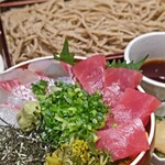 Special two-color bowl of red sea bream and tuna and 100 percent soba set