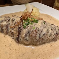 旬菜ステーキ処 らいむらいと - サラダ残念、ご飯残念だけど、このハンバーグはうま〜。ソースがヤバいっす。
