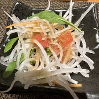 旬菜ステーキ処 らいむらいと - 座ったと同時に置かれる大根サラダ。シャキシャキしてるはずもなく、、、