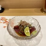 北新地 鮨 天ぷら いわい - かつおのたたき（ごま油で炒めたすぐき等乗ってます）