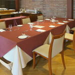 牛久シャトー レストラン - レンガ作りの広い店内は、