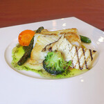 牛久シャトー レストラン - イカや野菜も添えられて、