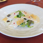 牛久シャトー レストラン - 前菜は筑波鶏のサラダ。