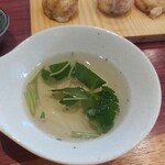 今中 - 三つ葉を浮かべると出汁に爽やかな香りがプラスされる