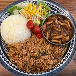 東新宿 サンラサー - あいがけカレー¥1,400-