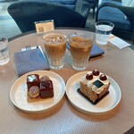 ザ・リッツ・カールトン カフェ＆デリ - カフェオレ¥1,400/各種ケーキ¥800〜