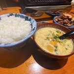 焼肉 銀ちゃん - タマわかスープに白ごはんを投入。ねこ舌の為のクッパです
