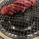 六角橋ホルモン 大夢 - つぼ上ハラミ、タレをつけつつゆっくり焼いていく