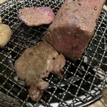六角橋ホルモン 大夢 - 六角橋Rockというすんごいボリュームの塊肉　自分好みに焼いて、厨房で切ってもらえる