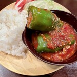 ショット&ワイン エヌバー - 丸ごとピーマンの肉詰めトマト煮込み