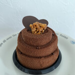 Felice - 这款美食以巧克力蛋糕底和焦糖化的碎坚果为基础，搭配巧克力慕斯和焦糖奶油，带来双重和谐的享受。其视觉效果让人联想到巴别塔。请注意巧克力墙的剥离！