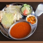 タージ・パレス - 料理写真:【ランチ】人気のチーズナンセット(1100円)カレー1品,チーズナン,チャットニー,ドリンク付