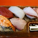 大阪あべの赤のれん - 令和5年9月
寿司盛り合わせ 税込880円