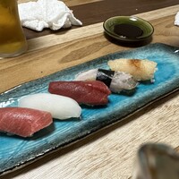 駒寿し - おまかせ第1弾　いくらは写真撮る前に食べちゃいました　中トロ　やりいか　赤身　太刀魚　煮ほたて　いくら　(焼き穴子は別皿)
