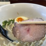 おいらのらーめん ピノキオ - 肉厚チャーシューに黒胡椒のアクセントが良き