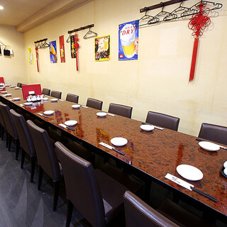 We have plenty of table seats that can accommodate large groups ◆ Semi-private room seats are also available.