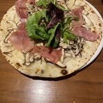 イル・ソーニョ - 生ハムと椎茸のピッツァ、わさび風味