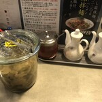 ラーメン･餃子 ハナウタ - 卓上調味料（胡椒、一味唐辛子、辣油、醤油、塩）、ザーサイ