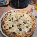 PIZZERIA e BRACERIA DUOMO Del Fiore - クワトロフォルマッジ（＋４５０円）