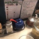 ラーメン･餃子 ハナウタ - 卓上調味料（胡椒、一味唐辛子、辣油、醤油、塩）、ザーサイ