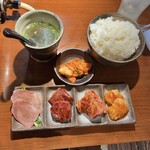 立喰焼肉 ごぶ - 晩飯セット全容　税込1078円