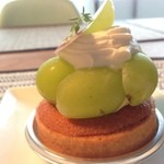 Patisserie sucre sale - マスカットタルト(\390)：種まで食べられるシャインマスカットを使っているそうです