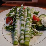 べんけい - アスパラサラダ。マヨ、泡立て器で作ってるかも。美味しい。茹で方も文句無し。トマトも美味しい。