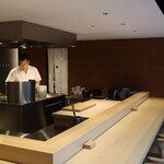 元町 井おか - オープンキッチンで天ぷらや炭火料理などを提供します