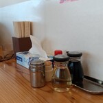 ラーメン処菊忠食堂 - 料理写真:カウンター席上の調味料他達