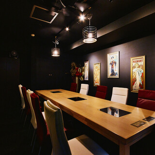 The restaurant has a luxurious atmosphere and is a relaxing space with completely private rooms.