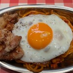 スパゲティーのパンチョ - ソース少なめナポリタンに目玉焼きと唐揚げをトッピング