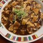 Sukeroku - 麻婆豆腐飯。比較的まともな方…個人的にはもう少し辛さが欲しかった。