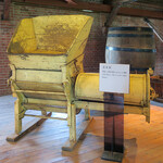 牛久シャトー レストラン - ブドウの皮や枝を取る機械や､