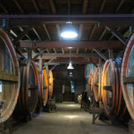 牛久シャトー レストラン - 巨大なワインの樽が、