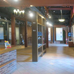 牛久シャトー レストラン - 写真などが並べられ、